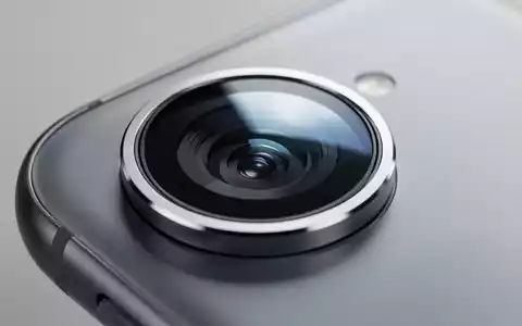 Nahaufnahme eines modernen Smartphone-Kameraobjektivs bei natürlichem Licht. - Foto: über boerse-global.de