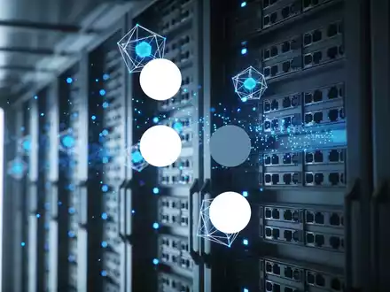 Abstrakte Darstellung von Quantencomputing und Hochtechnologie mit leuchtenden Datenknoten in einem Serverraum. - Foto: über boerse-global.de