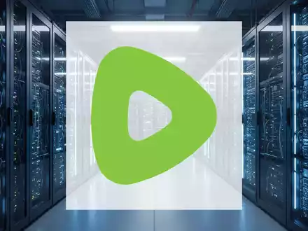 Moderne Serverräume in einem Rechenzentrum mit leuchtenden Racks als Symbol für digitale Infrastruktur. - Foto: über boerse-global.de