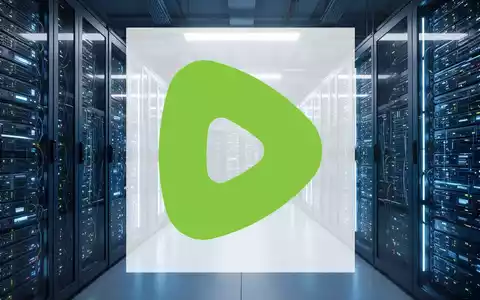 Moderne Serverräume in einem Rechenzentrum mit leuchtenden Racks als Symbol für digitale Infrastruktur. - Foto: über boerse-global.de