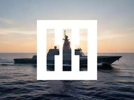 Modernes marines Kriegsschiff auf dem offenen Ozean bei Sonnenuntergang als Symbol für die maritime Rüstungsindustrie. - Foto: über boerse-global.de
