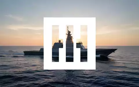 Modernes marines Kriegsschiff auf dem offenen Ozean bei Sonnenuntergang als Symbol für die maritime Rüstungsindustrie. - Foto: über boerse-global.de