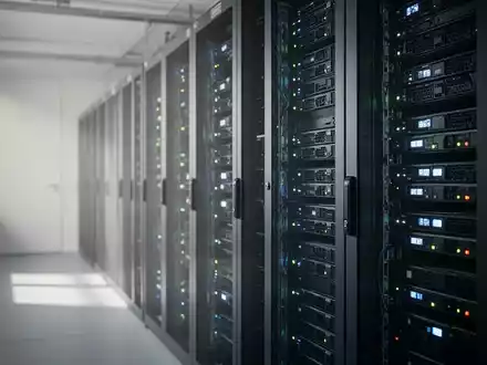 Moderne Serveranlage in einem deutschen Einzelhandelsunternehmen mit Fokus auf IT-Infrastruktur und digitale Sicherheit. - Foto: über boerse-global.de
