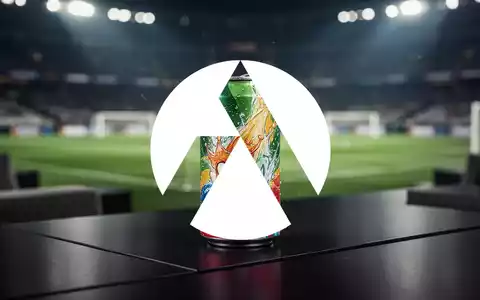 Eine Dose Energy-Drink in einem eleganten Stadion-Ambiente mit unscharfem Spielfeld im Hintergrund. - Foto: über boerse-global.de