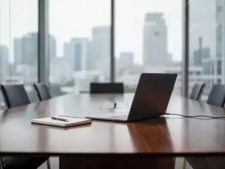 Ein minimalistischer Konferenzraum in einem modernen Bürogebäude mit Blick auf eine Skyline bei Tageslicht. - Foto: über boerse-global.de