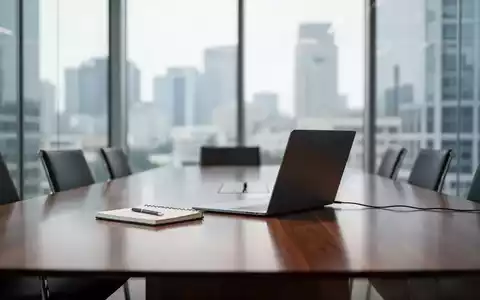 Ein minimalistischer Konferenzraum in einem modernen Bürogebäude mit Blick auf eine Skyline bei Tageslicht. - Foto: über boerse-global.de
