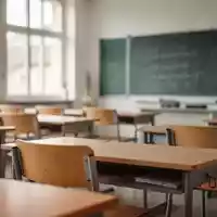 Ein leerer, sonnendurchfluteter Klassenraum in einer Schule mit Holztischen und Stühlen. - Foto: über boerse-global.de