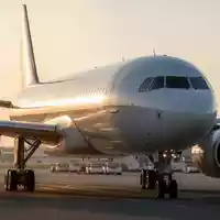 Ein modernes Verkehrsflugzeug auf dem Rollfeld bei Sonnenuntergang während eines ruhigen Moments am Flughafen. - Foto: über boerse-global.de