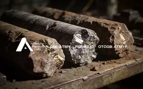 Geologische Gesteinsproben aus einem Bohrprogramm in einem professionellen Labor mit dramatischer Beleuchtung. - Foto: über boerse-global.de