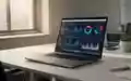 Moderner Büroarbeitsplatz mit Laptop und Datenvisualisierungen zur Compliance-Überwachung. - Foto: über boerse-global.de