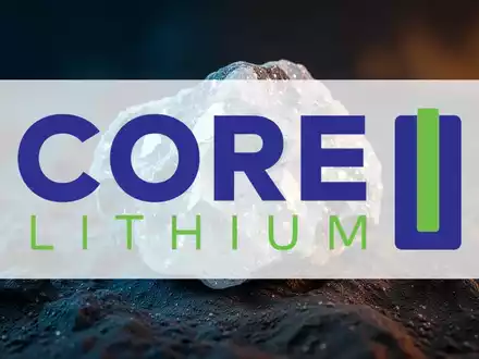 Nahaufnahme eines rohen Lithium-Minerals auf dunklem Untergrund, das die industrielle Rohstoffgewinnung symbolisiert. - Foto: über boerse-global.de