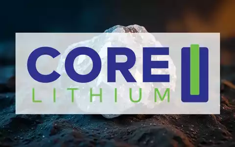Nahaufnahme eines rohen Lithium-Minerals auf dunklem Untergrund, das die industrielle Rohstoffgewinnung symbolisiert. - Foto: über boerse-global.de