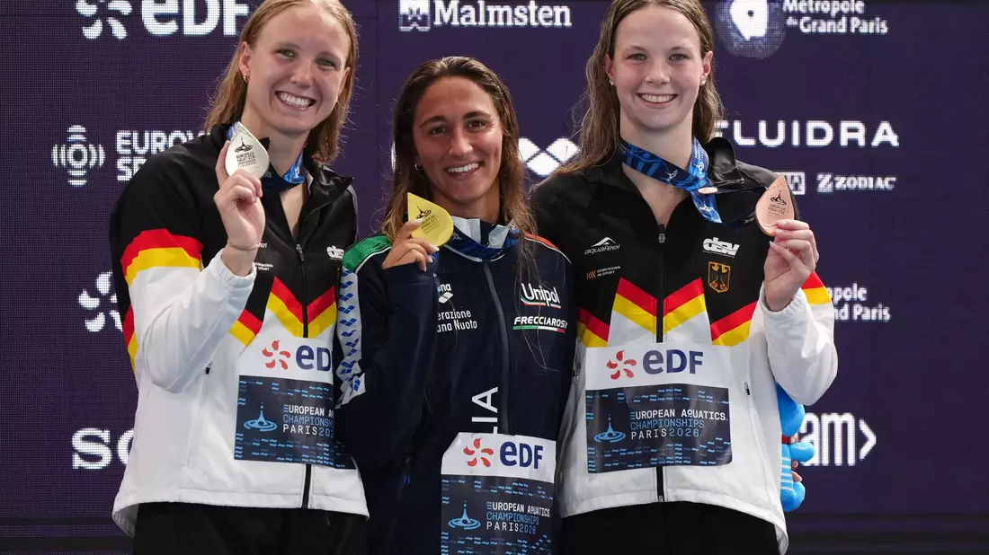 Die Deutsche Isabel Gose (Silbermedaille), die Italienerin Simona Quadarella (Goldmedaille) und die Deutsche Maya Werner (Bronzemedaille) (l-r) posieren auf dem Podium. - Bild: Dimitar Dilkoff/AFP/dpa