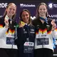 Die Deutsche Isabel Gose (Silbermedaille), die Italienerin Simona Quadarella (Goldmedaille) und die Deutsche Maya Werner (Bronzemedaille) (l-r) posieren auf dem Podium. - Bild: Dimitar Dilkoff/AFP/dpa