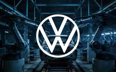 Industrielle Fertigungshalle in gedimmtem Licht, die eine angespannte und herausfordernde Stimmung in der Automobilbranche zeigt. - Foto: über boerse-global.de