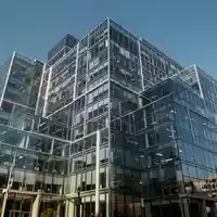 Modernes Bürogebäude in San Francisco bei Tageslicht als Symbol für die juristische Auseinandersetzung mit Tech-Konzernen. - Foto: über boerse-global.de
