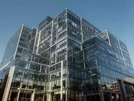 Modernes Bürogebäude in San Francisco bei Tageslicht als Symbol für die juristische Auseinandersetzung mit Tech-Konzernen. - Foto: über boerse-global.de