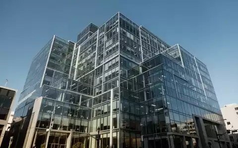 Modernes Bürogebäude in San Francisco bei Tageslicht als Symbol für die juristische Auseinandersetzung mit Tech-Konzernen. - Foto: über boerse-global.de