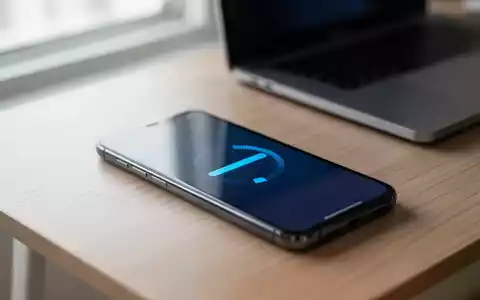 Ein modernes Smartphone liegt auf einem Schreibtisch und zeigt das Symbol für ein Software-Update auf dem Display. - Foto: über boerse-global.de