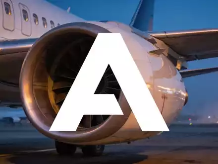 Nahaufnahme einer modernen Flugzeug-Turbine bei Dämmerung auf einem Rollfeld - Foto: über boerse-global.de