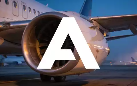 Nahaufnahme einer modernen Flugzeug-Turbine bei Dämmerung auf einem Rollfeld - Foto: über boerse-global.de