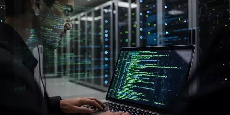 Ein Cybersecurity-Analyst arbeitet in einem modern beleuchteten Serverraum an einem Laptop mit komplexen Datenvisualisierungen. - Foto: über boerse-global.de