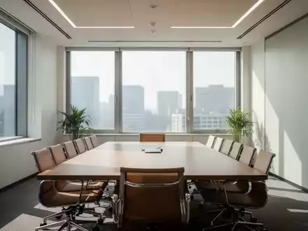 Ein leerer, modern eingerichteter Konferenzraum mit einem Holztisch und Stühlen in einer hellen, professionellen Büroumgebung. - Foto: über boerse-global.de