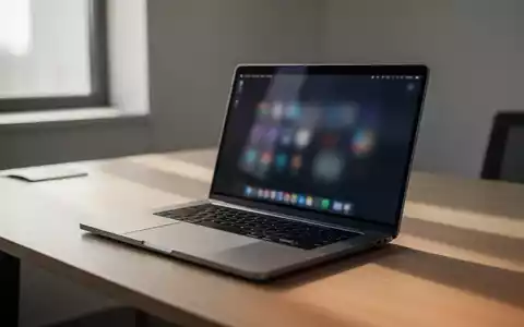 Ein moderner, minimalistischer Arbeitsplatz mit einem aufgeklappten Laptop auf einem Schreibtisch bei Tageslicht. - Foto: über boerse-global.de