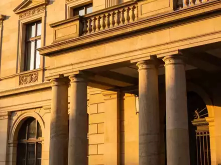 Die Fassade der Frankfurter Börse im warmen Licht der goldenen Stunde. - Foto: über boerse-global.de