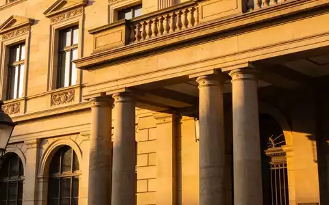 Die Fassade der Frankfurter Börse im warmen Licht der goldenen Stunde. - Foto: über boerse-global.de