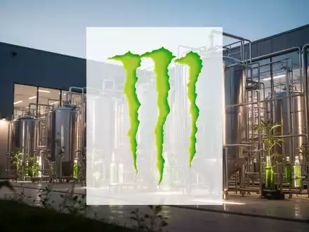 Moderne Abfüllanlage in einer Getränkefabrik bei Dämmerung, die das Wachstum und die industrielle Dynamik symbolisiert. - Foto: über boerse-global.de
