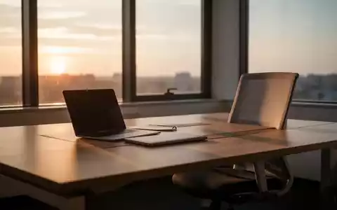 Ein aufgeräumter, leerer Büroarbeitsplatz mit einem zugeklappten Laptop in warmem, natürlichem Licht am späten Nachmittag. - Foto: über boerse-global.de