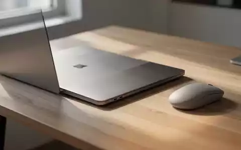 Ein moderner, minimalistischer Arbeitsplatz mit einem Laptop auf einem Holztisch bei natürlichem Tageslicht. - Foto: über boerse-global.de