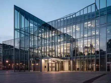Modernes Bürogebäude einer Regierungsbehörde in Berlin während der Dämmerung. - Foto: über boerse-global.de