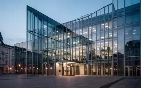 Modernes Bürogebäude einer Regierungsbehörde in Berlin während der Dämmerung. - Foto: über boerse-global.de