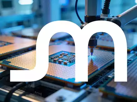 Hochmoderne Halbleiterfertigung mit Fokus auf Silizium-Wafer in einer industriellen Hightech-Umgebung. - Foto: ĂŒber boerse-global.de