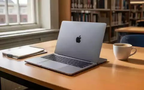 Ein MacBook Neo auf einem Schreibtisch in einer Universitätsbibliothek bei natürlichem Lichteinfall. - Foto: über boerse-global.de