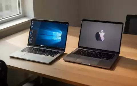 Zwei Laptops auf einem minimalistischen Schreibtisch als Symbol für den Vergleich der Cybersicherheit. - Foto: über boerse-global.de