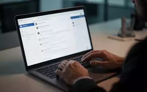 Person an einem Laptop in einem Büro, die eine verdächtige E-Mail prüft, um sich vor Phishing-Angriffen zu schützen. - Foto: über boerse-global.de
