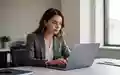 Eine junge Gründerin arbeitet konzentriert an ihrem Laptop in einem modernen, hellen Büro. - Foto: über boerse-global.de