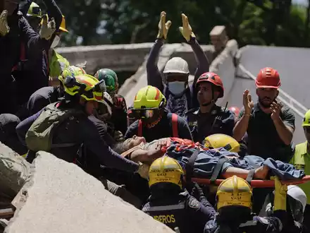 In Cali wurde eine Frau unter Applaus aus den Trümmern gezogen. - Foto: Ivan Valencia/AP/dpa