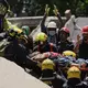 In Cali wurde eine Frau unter Applaus aus den Trümmern gezogen. - Bild: Ivan Valencia/AP/dpa