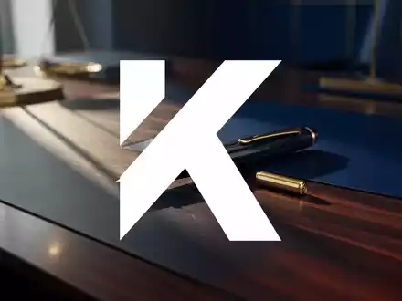 Ein hochwertiger Füllfederhalter auf einem dunklen Schreibtisch, der eine Atmosphäre von Finanzentscheidungen vermittelt. - Foto: über boerse-global.de