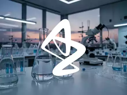 Abstrakte Darstellung eines modernen pharmazeutischen Labors bei Dämmerung mit Fokus auf medizinische Forschung. - Foto: über boerse-global.de