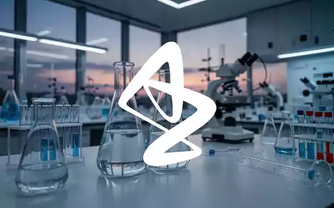 Abstrakte Darstellung eines modernen pharmazeutischen Labors bei Dämmerung mit Fokus auf medizinische Forschung. - Foto: über boerse-global.de