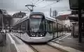 Eine moderne Straßenbahn steht an einem leeren Bahnsteig im öffentlichen Nahverkehr. - Foto: über boerse-global.de