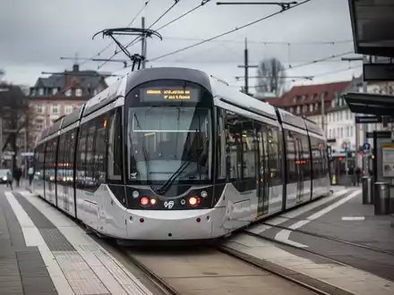 Eine moderne Straßenbahn steht an einem leeren Bahnsteig im öffentlichen Nahverkehr. - Foto: über boerse-global.de