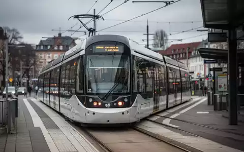 Eine moderne Straßenbahn steht an einem leeren Bahnsteig im öffentlichen Nahverkehr. - Foto: über boerse-global.de