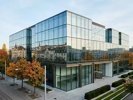 Modernes Bankgebäude in Zürich bei Tageslicht, Fokus auf die Glasfassade und architektonische Details. - Foto: über boerse-global.de