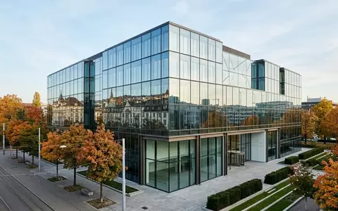 Modernes Bankgebäude in Zürich bei Tageslicht, Fokus auf die Glasfassade und architektonische Details. - Foto: über boerse-global.de
